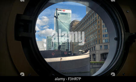 Canary Wharf à quai nord avec vue par péniche péniche hublot aux bâtiments, y compris la HSBC Londres E14 Banque D'Images