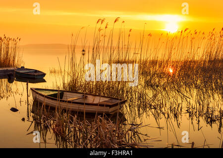 Coucher de soleil sur le lac Balaton en Hongrie avec un bateau Banque D'Images