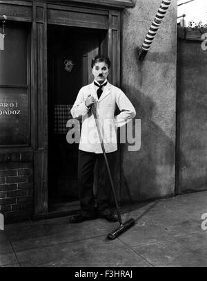 Le dictateur est un politique satirique américain 1940 comédie dramatique, film américain écrit, produit, marque, et réalisé par Charlie Chaplin. Cette photo est pour un usage éditorial uniquement et est l'auteur de la société film et/ou le photographe attribué par le film ou la société de production et ne peut être reproduite que par des publications dans le cadre de la promotion du film ci-dessus. Un crédit obligatoire pour l'entreprise de film est nécessaire. Le photographe devrait également être portés lorsqu'il est connu. Banque D'Images