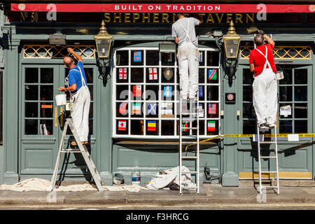 Les peintres et décorateurs peinture extérieure d'un pub, Shepherd Market, London, UK Banque D'Images