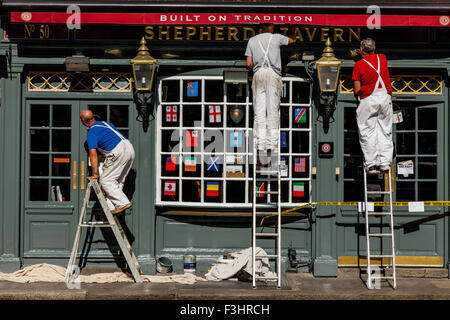 Les peintres et décorateurs peinture extérieure d'un pub, Shepherd Market, London, UK Banque D'Images