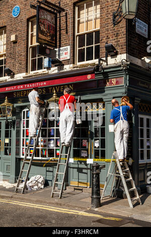 Les peintres et décorateurs peinture extérieure d'un pub, Shepherd Market, London, UK Banque D'Images