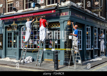 Les peintres et décorateurs peinture extérieure d'un pub, Shepherd Market, London, UK Banque D'Images