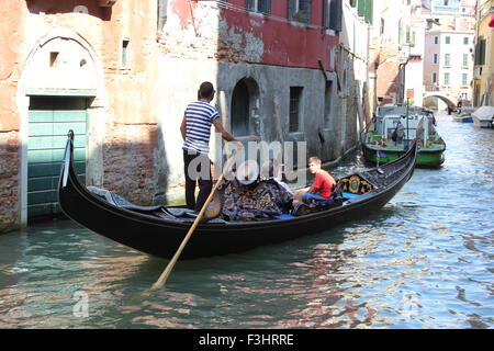 Les touristes sont prises autour de Venise en Gondole Banque D'Images