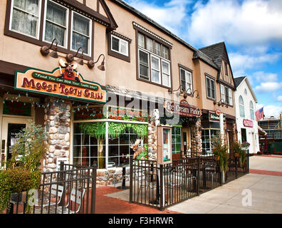 Lake George, New York, USA. Le 20 septembre 2015. Store fronts le long de la Route 9 dans le centre-ville de Lake George, New York Banque D'Images