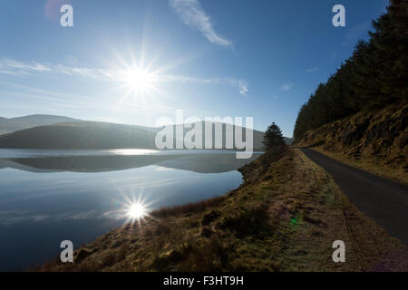 Soleil tôt le matin en raison de plus de Nant y Moch reservoir Galles UK Banque D'Images