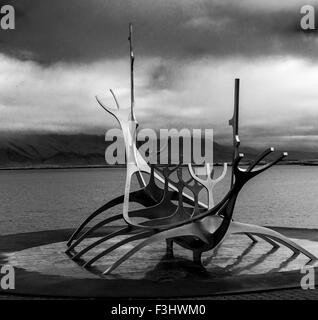 Le soleil Voyager sculpture par Jón Gunnar Árnason à Reykjavik, Islande. Un cadre en acier poli contre un moody ciel nuageux Banque D'Images