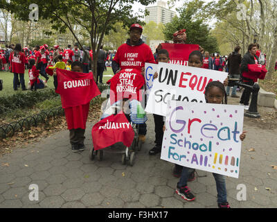 Le 'Stand pour l'égalité de l'école au rallye de Cadman Plaza le 7 octobre 2015 à New York. Banque D'Images