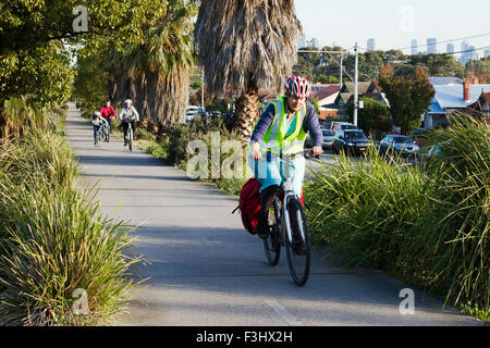 Cyclistes sur la piste cyclable St Georges Road, Capital CIty Trail, Northcote, Melbourne, Australie Banque D'Images