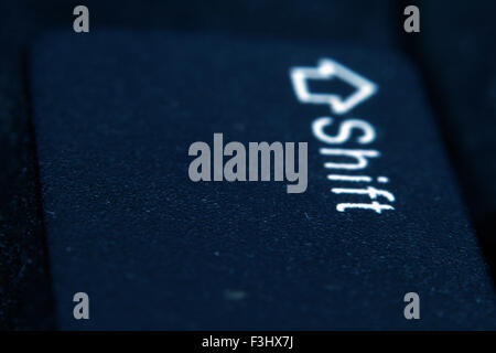 Close-up de touche Maj enfoncée d'un clavier d'ordinateur Banque D'Images