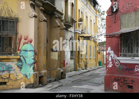 Les rues transversales avec graffiti dans la zone Bellavista de Santiago du Chili. Banque D'Images