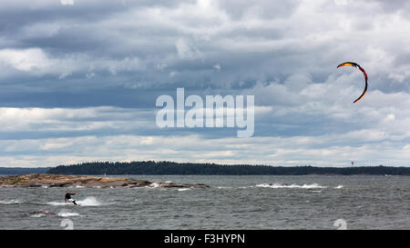 Le kitesurf à Hattusaari, Helsinki, Finlande, Europe, UNION EUROPÉENNE Banque D'Images