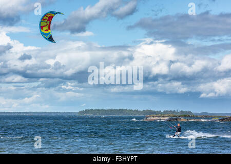 Le kitesurf à Hattusaari, Helsinki, Finlande, Europe, UNION EUROPÉENNE Banque D'Images