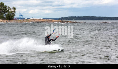 Le kitesurf à Hattusaari, Helsinki, Finlande, Europe, UNION EUROPÉENNE Banque D'Images