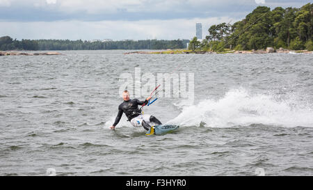 Le kitesurf à Hattusaari, Helsinki, Finlande, Europe, UNION EUROPÉENNE Banque D'Images