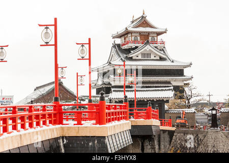 Le Japon, Nagoya. Reconstruit le château de Kiyosu japonais avec approche vermillion et pont de lumières sur la lanterne. Couvert de neige, l'hiver. Banque D'Images