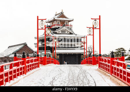 Le Japon, Nagoya. Reconstruit le château de Kiyosu japonais avec approche vermillion et pont de lumières sur la lanterne. Couvert de neige, l'hiver. Banque D'Images