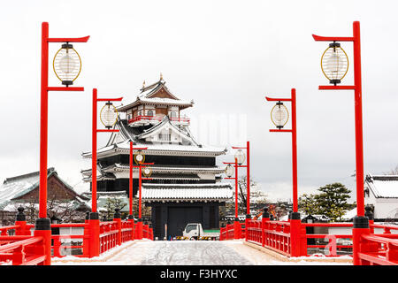 Le Japon, Nagoya. Reconstruit le château de Kiyosu japonais avec approche vermillion et pont de lumières sur la lanterne. Couvert de neige, l'hiver. Banque D'Images