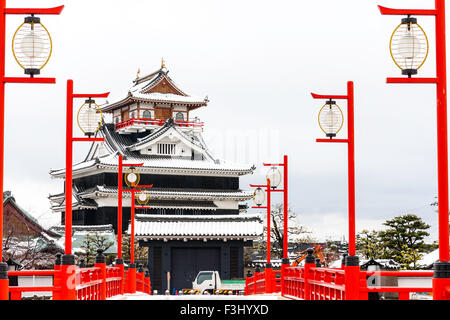 Le Japon, Nagoya. Reconstruit le château de Kiyosu japonais avec approche vermillion et pont de lumières sur la lanterne. Couvert de neige, l'hiver. Banque D'Images