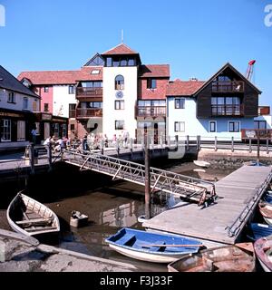 Vue de l'auberge de bateau, ponton flottant et marina logement au quai des pêcheurs, Lymington, Hampshire, Angleterre, Royaume-Uni, Europe de l'Ouest. Banque D'Images
