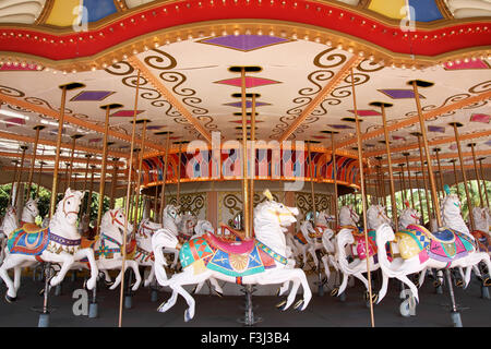 Merry go round carrousel vide attraction park Banque D'Images