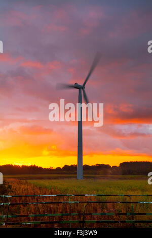 Météo Aube UK. Misty, brouillard, ciel voilé, le matin au lever du soleil, sur les trois 260' de hauteur des éoliennes, l'énergie renouvelable d'éoliennes sur des terres appartenant à la ferme de Falaise, Moss Mawdesley Wind Farm. Les plans controversés pour installer ces trois domestiques et renouvelables à petite échelle, et les éoliennes dans un village Chorley a suscité de vives réactions de la part de résidents citant les préoccupations environnementales Banque D'Images