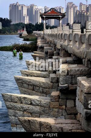 Beijing, Chine. 28 Oct, 2014. Photo prise le 28 octobre 2014 montre l'Anping Bridge à Anhai ville de Quanzhou, ville du sud-est de la province de Fujian en Chine. C'est un 2 070 mètres du pont de pierre. © Wang Song/Xinhua/Alamy Live News Banque D'Images