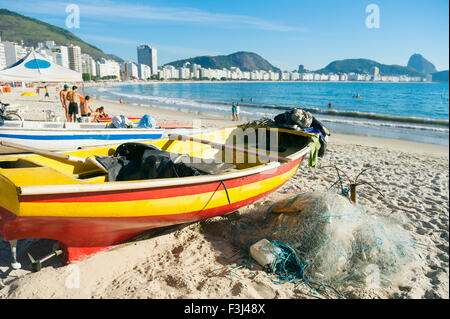 Bateau de pêche colorés et net sur la pittoresque sur la plage de Copacabana à Rio de Janeiro, Brésil Banque D'Images