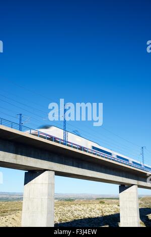 Vue d'un train à grande vitesse traversant un viaduc à Roden, Zaragoza, Aragon, Espagne. AVE Madrid Barcelone. Banque D'Images