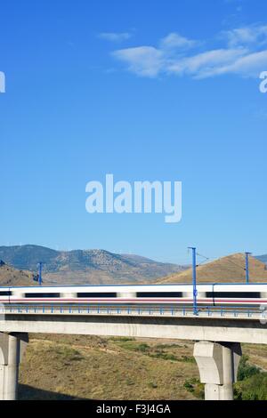 Vue d'un train à grande vitesse un passage en viaduc Purroy, Zaragoza, Aragon, Espagne. AVE Madrid Barcelone. Banque D'Images