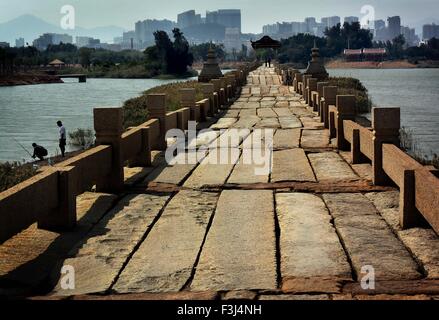 (151008) -- BEIJING, 8 octobre 2015 (Xinhua) -- Photo prise le 28 octobre 2014 montre l'Anping Bridge à Anhai ville de Quanzhou, ville du sud-est de la province de Fujian en Chine. C'est un 2 070 mètres du pont de pierre. (Xinhua/Wang Song) (wsw) Banque D'Images