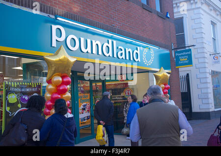 Tunbridge Wells, Kent, UK. 8 octobre, 2015. File d'acheteurs pour l'ouverture du nouveau magasin Poundland à Tunbridge Wells, Kent, 8 octobre 2015. C'est le premier magasin à Tunbridge Wells. Il a été signalé que certains des habitants ont été 'devastated' et 'isgusted' par l'ouverture. Poundland vend tous ses articles pour £1 et est le plus grand détaillant à prix unique au Royaume-Uni. Crédit : Robert Gray/Alamy Live News Banque D'Images