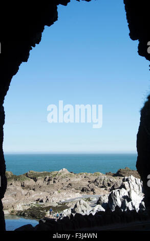 ILFRACOMBE, DEVON ; ROCHE ILFRACOMBE (calcaire, grès, schiste) THROUGH TUNNEL ARCH Banque D'Images