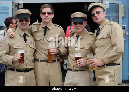 Porthcawl au Pays de Galles, 27/09/2014, photographie prise à l'Elvis Festival de quatre hommes inconnus lors de la DEUXIÈME GUERRE MONDIALE, costume ©AimeeHerd Offres Banque D'Images