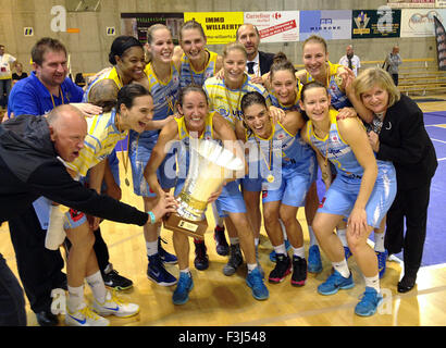 La FIBA Europe SuperCup Women, match final USK Praha contre Ekaterinbourg, Braine l'Alleud, Belgique, le 8 octobre 2015. L'USK joueurs posent avec le trophée, célébrant la victoire, debout à droite est coach Natalie Hejkova. (CTK Photo/David Svab) Banque D'Images