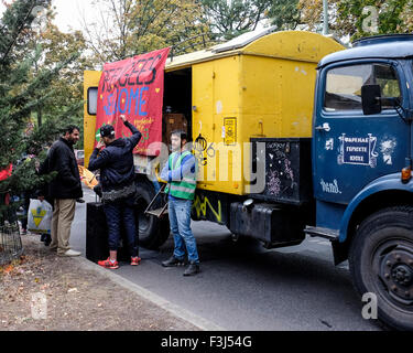 Berlin, Allemagne, 7 octobre 2014. "Mon droit est votre droit" groupe de soutien ont organisé une manifestation à l'extérieur de l'LaGeSo Turmstrasse centre pour mettre en lumière les difficultés les procédures d'inscription. Les réfugiés s'est adressé à la foule, les artistes ont chanté et les enfants s'amusaient sur une diapositive tenus par des bénévoles. Berlin accueille des réfugiés, mais la ville a de la difficulté à traiter les foules qui arrivent à l'LaGeSo (Landesamt für Gesundheit und Soziales) Centre de jour en jour. Les voyageurs fatigués se battre pour les numéros d'entrevue et ensuite attendre que leur nombre à afficher. Credit : Eden Breitz/Alamy Live News Banque D'Images