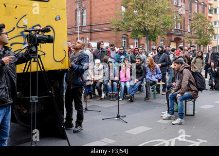 Berlin, Allemagne, 7 octobre 2014. "Mon droit est votre droit" groupe de soutien ont organisé une manifestation à l'extérieur de l'LaGeSo Turmstrasse centre pour mettre en lumière les difficultés les procédures d'inscription. Les réfugiés s'est adressé à la foule, les artistes ont chanté et les enfants s'amusaient sur une diapositive tenus par des bénévoles. Berlin accueille des réfugiés, mais la ville a de la difficulté à traiter les foules qui arrivent à l'LaGeSo (Landesamt für Gesundheit und Soziales) Centre de jour en jour. Les voyageurs fatigués se battre pour les numéros d'entrevue et ensuite attendre que leur nombre à afficher. Credit : Eden Breitz/Alamy Live News Banque D'Images