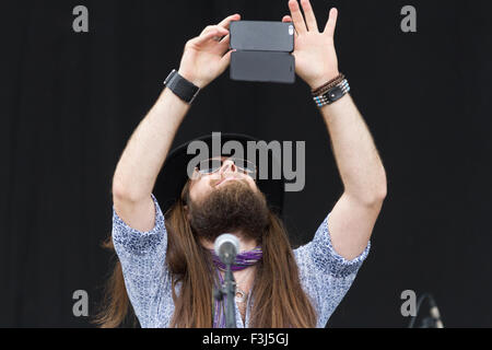 Adam Barron (La Voix UK 2013 Finaliste), chanteur avec le Mick Ralphs Blues Band, au 2015 Darlington R'n'B Festival Banque D'Images