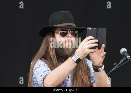 Adam Barron (La Voix UK 2013 Finaliste), chanteur avec le Mick Ralphs Blues Band, au 2015 Darlington R'n'B Festival Banque D'Images