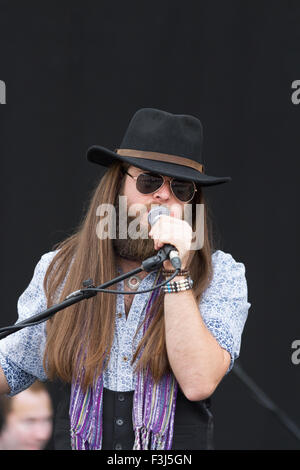 Adam Barron (La Voix UK 2013 Finaliste), chanteur avec le Mick Ralphs Blues Band, au 2015 Darlington R'n'B Festival Banque D'Images