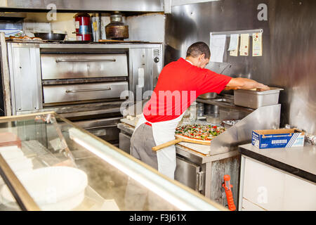 Baker Pizza pizza fraîche rendant à New York City Banque D'Images