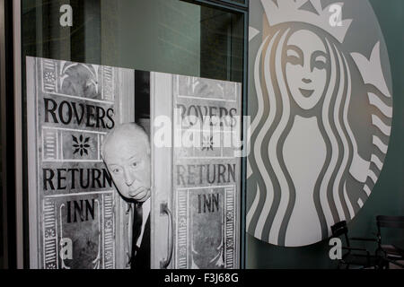 Photo de film réalisateur Alfred Hitchcock sur le feuilleton Coronation Street le long de l'logo Starbucks moderne. Banque D'Images