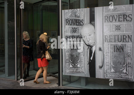 Photo de film réalisateur Alfred Hitchcock sur la Coronation Street TV set savon à l'extérieur de l'IPC Media des bureaux dans le sud de Londres. Banque D'Images