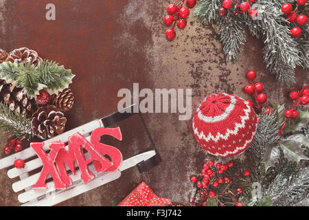 Fond de Noël avec décoration de Noël Noël laineux et lettres sur un traîneau en bois rustique, avec fond blanc Banque D'Images