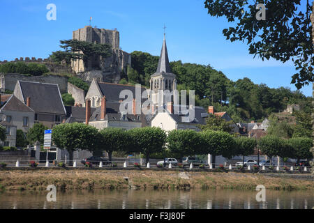 Château médiéval et l'église à Montrichard, Loir et Cher département, France Banque D'Images