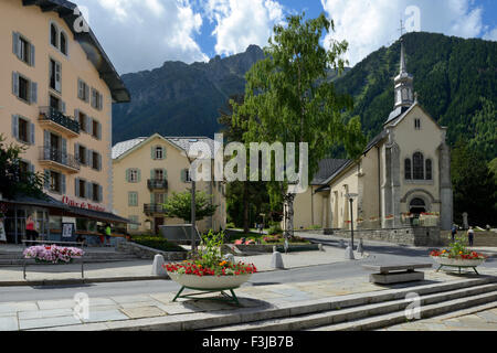 Église Saint-Michel et l'Office du Tourisme, Chamonix Mont Blanc, Alpes, Haute Savoie, France, Europe Banque D'Images