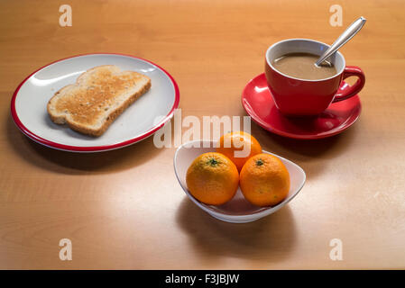 Petit-déjeuner méditerranéen : café au lait, de fruits et de pain grillé Banque D'Images