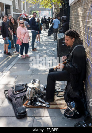 Musicien ambulant jouer du blues sur guitare électrique Brick Lane London UK Banque D'Images