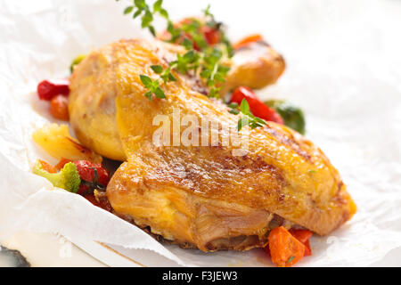 Libre tourné de cuisse de poulet au thym et légumes. Banque D'Images