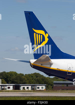 Un Boeing 737 de Ryanair se prépare à décoller de la piste 14 à la Leeds Bradford-aéroport international. Banque D'Images